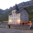 23.7.: Nicht gerade bei der Passhöhe: historisches Hotel