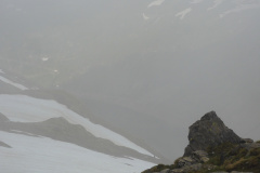Schnee, Fels – und alles im Nebel