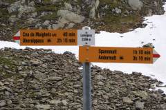 Nächster Pass und Wegweiser zur nächsten Hütte