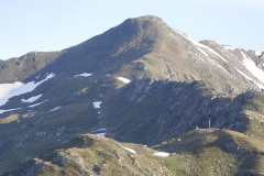 Badushütte liegt hinter Fahne und Steinfigur