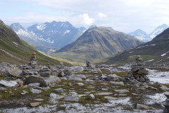 Blick zurück zur Maighelshütte mit Steinfiguren