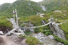 Hängebrücke über den Reno di Medel kurz vor der Mündung in den Stausee