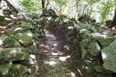 27.7.: Weg zwischen Steinmauern (auch ein Hinweis auf  die Transhumanz)