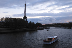 23.4.: Eiffelturm vor dem Abendhimmel