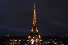 23.4.: Eiffelturm beleuchtet
