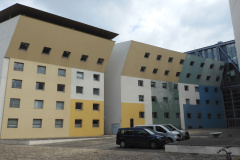24.4.: Farbige Bauten