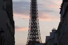 25.4.: Eiffelturm zwischen den Häusern
