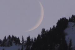 17.12.: zunehmender Mond kurz vor dem Verschwinden am Horizont (in Rhäzüns)